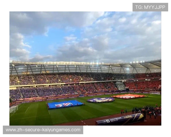 中场拦断后一条龙推进：完美配合进球点燃球场激情